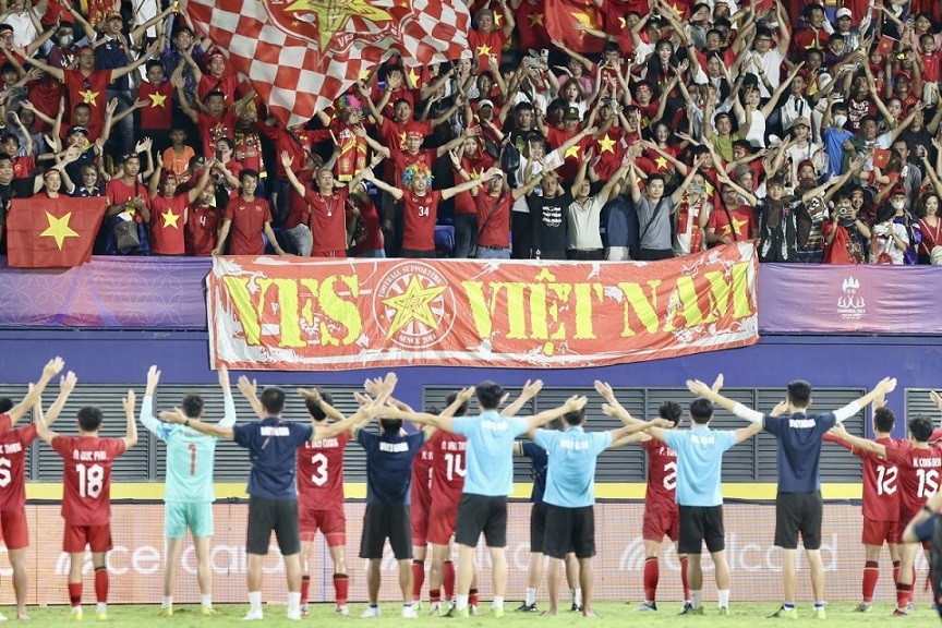 U22 Việt Nam tri ân các CĐV bằng màn vỗ tay Viking quen thuộc.