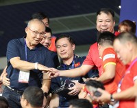 U22 Việt Nam vs U22 Thái Lan: HLV Park hút fan trên khán đài; HLV Troussier vui, khen học trò