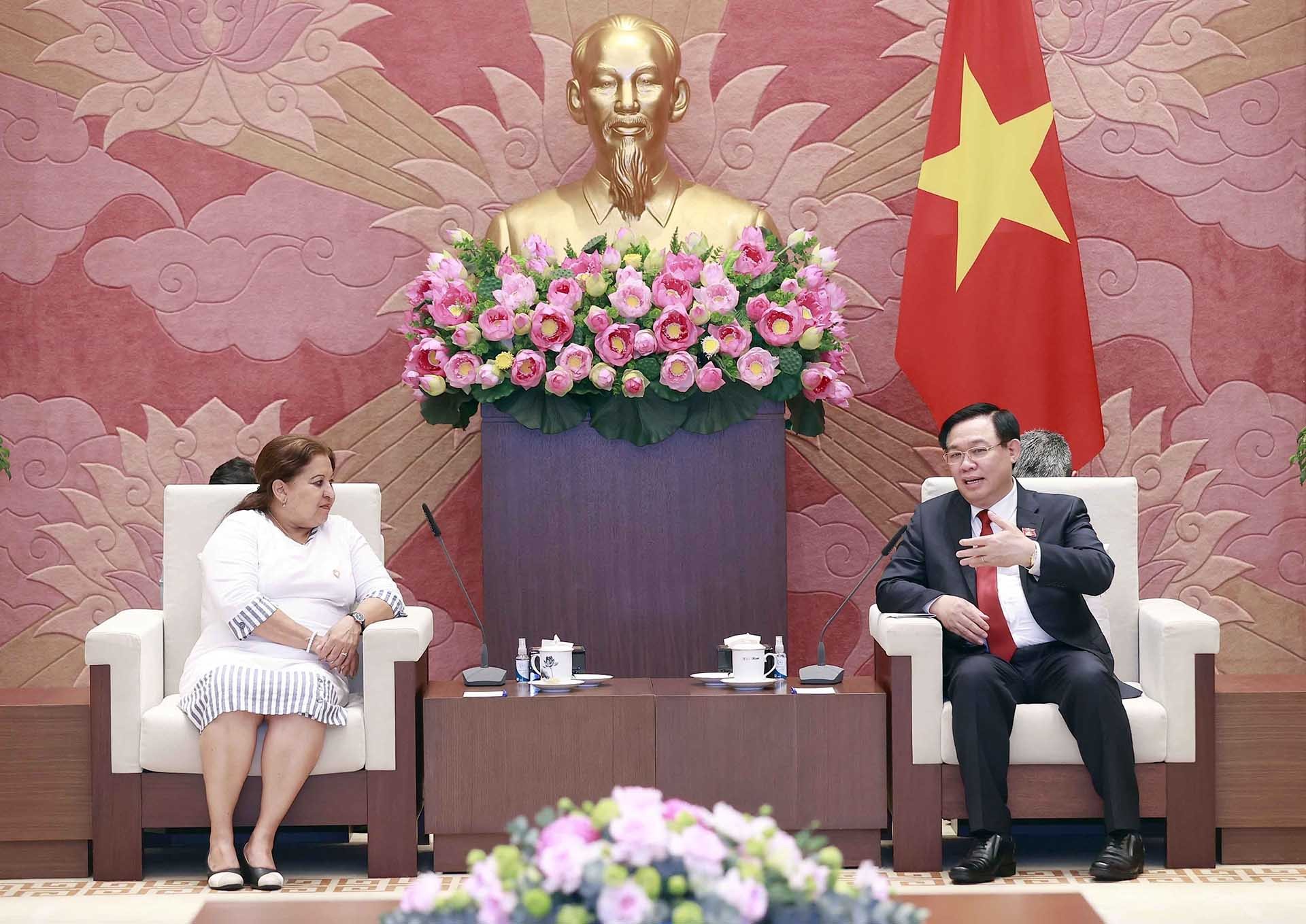 Chủ tịch Quốc hội Vương Đình Huệ tiếp Tổng thư ký Hội Liên hiệp Phụ nữ Cuba Teresa Amarelle Boúe. (Nguồn: TTXVN)