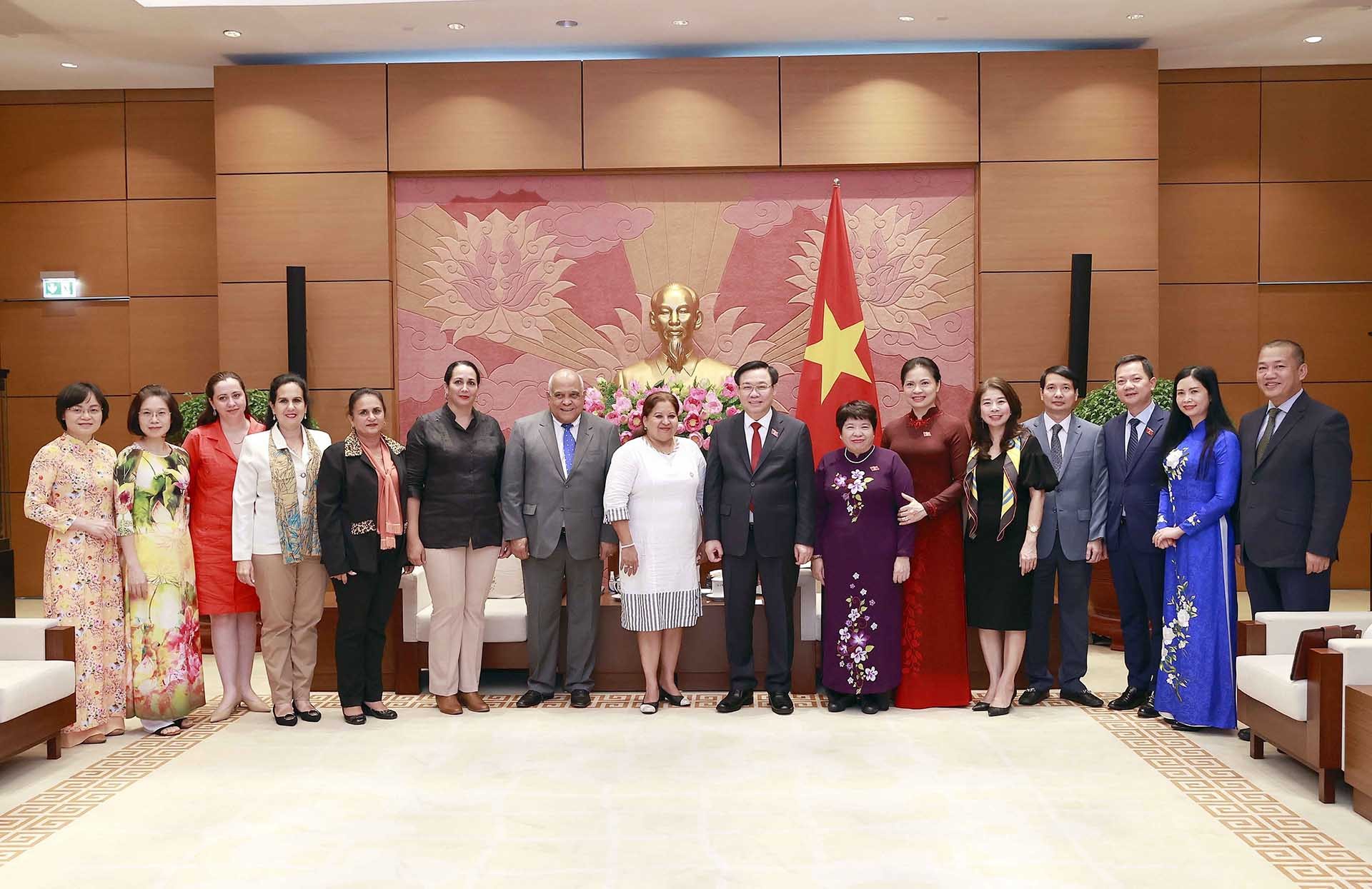 Chủ tịch Quốc hội Vương Đình Huệ tiếp Tổng thư ký Hội Liên hiệp Phụ nữ Cuba