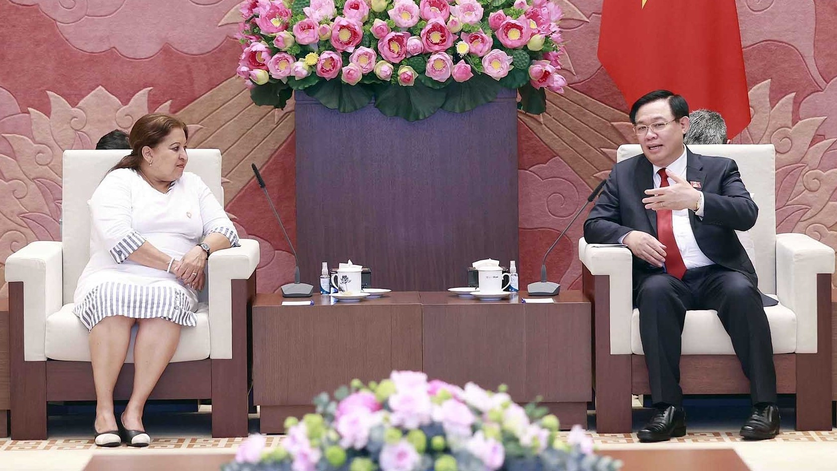 Chủ tịch Quốc hội Vương Đình Huệ tiếp Tổng thư ký Hội Liên hiệp Phụ nữ Cuba