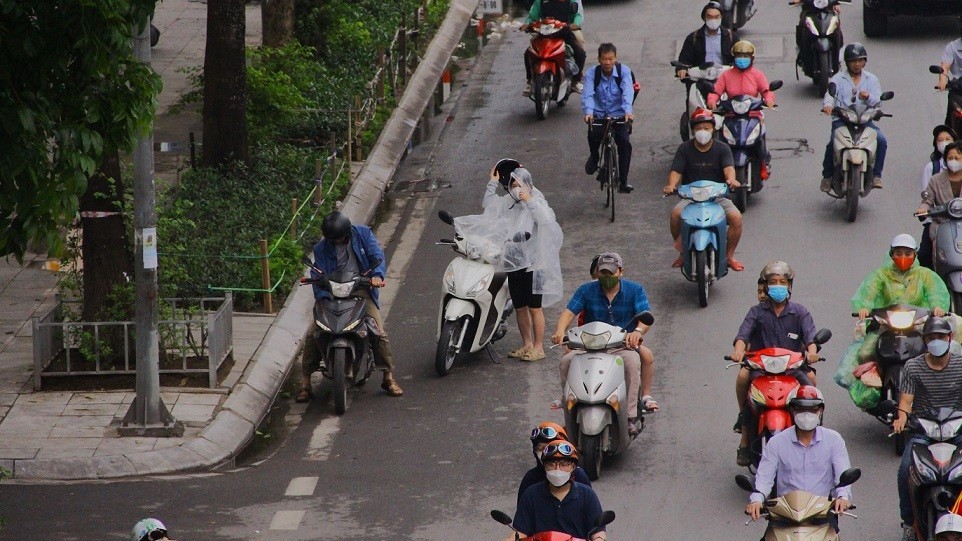 Dự báo thời tiết đêm nay và ngày mai (12-13/5): Hà Nội đêm và sáng có mưa; Bắc Bộ mưa rào, dông rải rác; Bắc Trung Bộ đêm cục bộ mưa to đến rất to