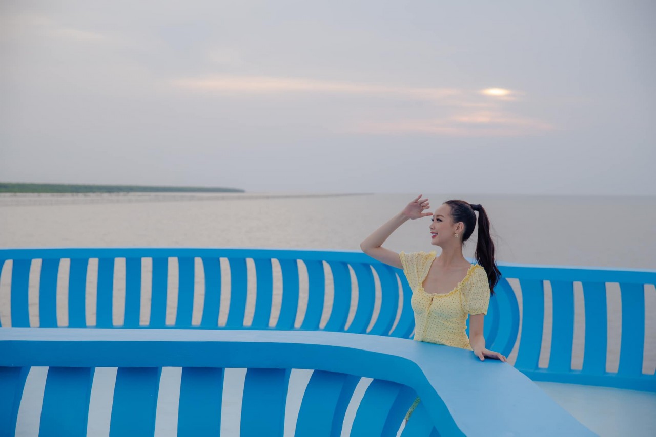 Hoa hậu Bảo Ngọc quyến rũ hết nấc từ sàn diễn đến đời thường