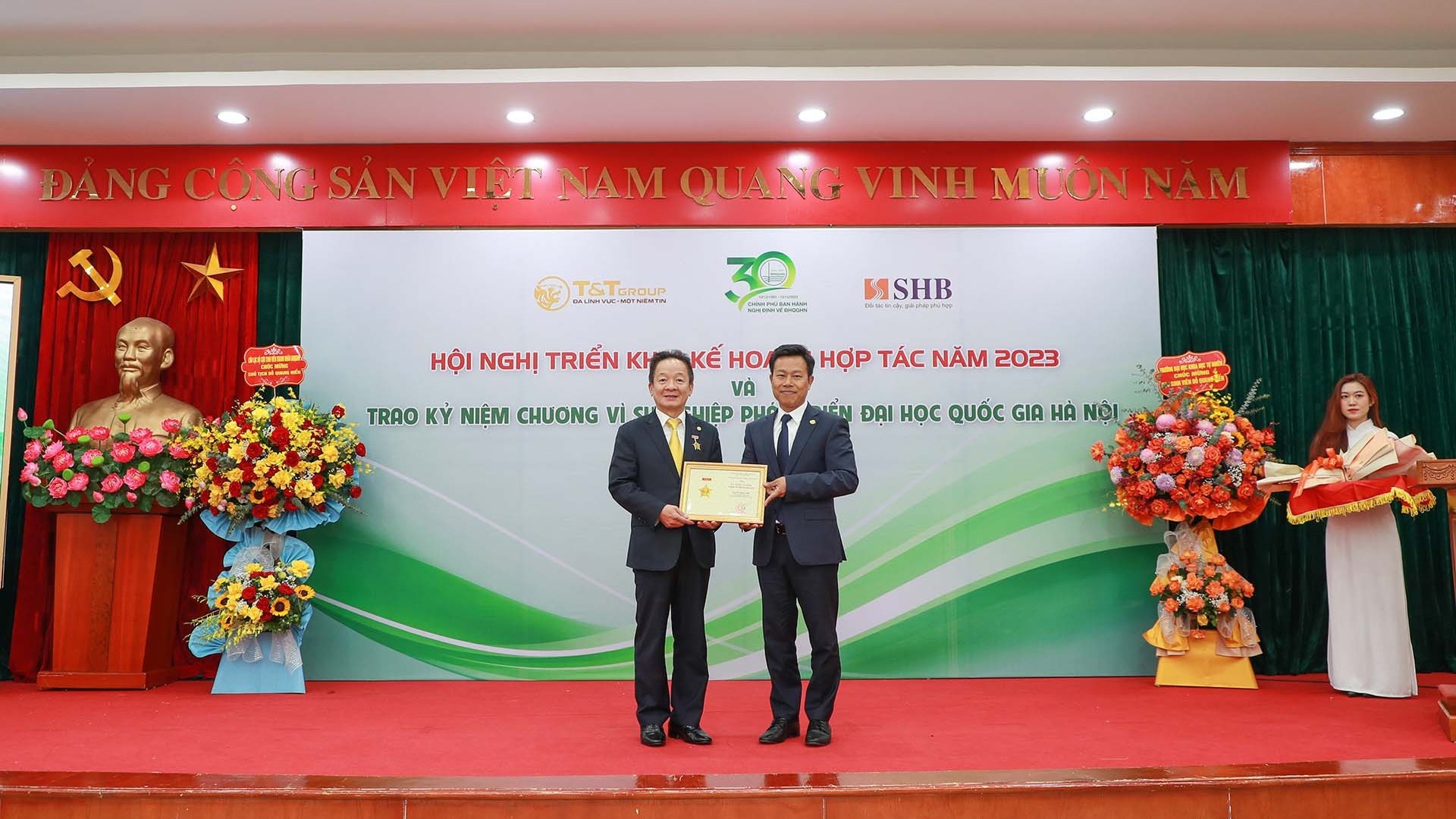 Doanh nhân Đỗ Quang Hiển nhận kỷ niệm chương vì sự nghiệp phát triển Đại học Quốc gia Hà Nội