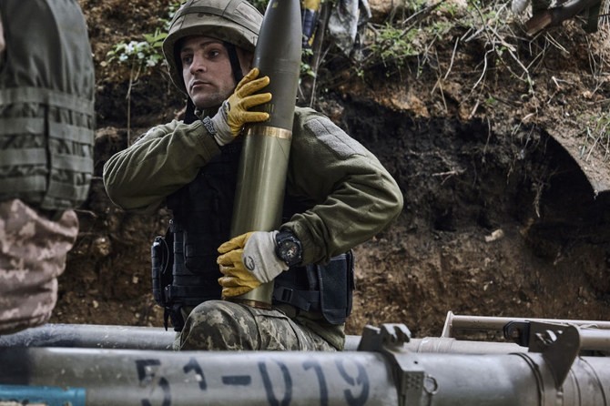 Binh sĩ Ukraine bắn đại bác gần Maryinka, một thành phố phía đông nơi đang diễn ra các trận chiến khốc liệt chống lại lực lượng Nga, ở vùng Donetsk, vào ngày 8 tháng 5 năm 2023. (AP)