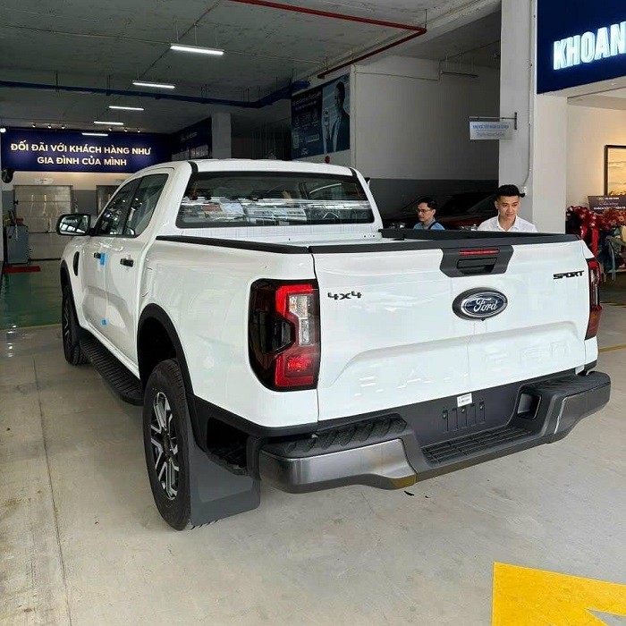 Phiên bản Sport 2.0L 4x4 AT được trang bị 6 túi khí Phiên bản Sport 2.0L 4x4 AT được trang bị 6 túi khí
