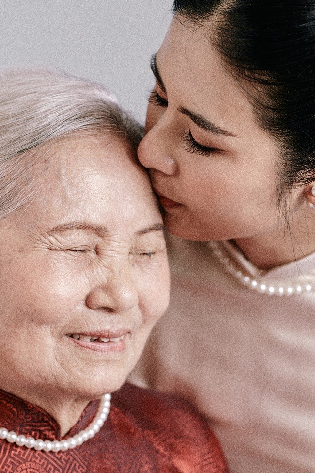 Hoa hậu Ngọc Hân thực hiện bộ ảnh ghi lại khoảnh khắc đặc biệt bên bà ngoại và mẹ