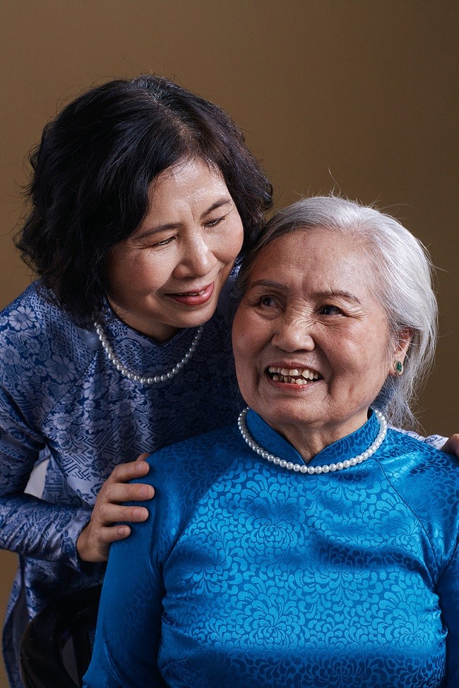 Hoa hậu Ngọc Hân thực hiện bộ ảnh ghi lại khoảnh khắc đặc biệt bên bà ngoại và mẹ