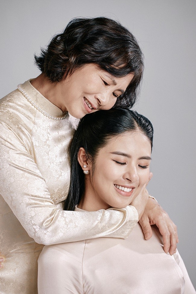 Hoa hậu Ngọc Hân thực hiện bộ ảnh ghi lại khoảnh khắc đặc biệt bên bà ngoại và mẹ