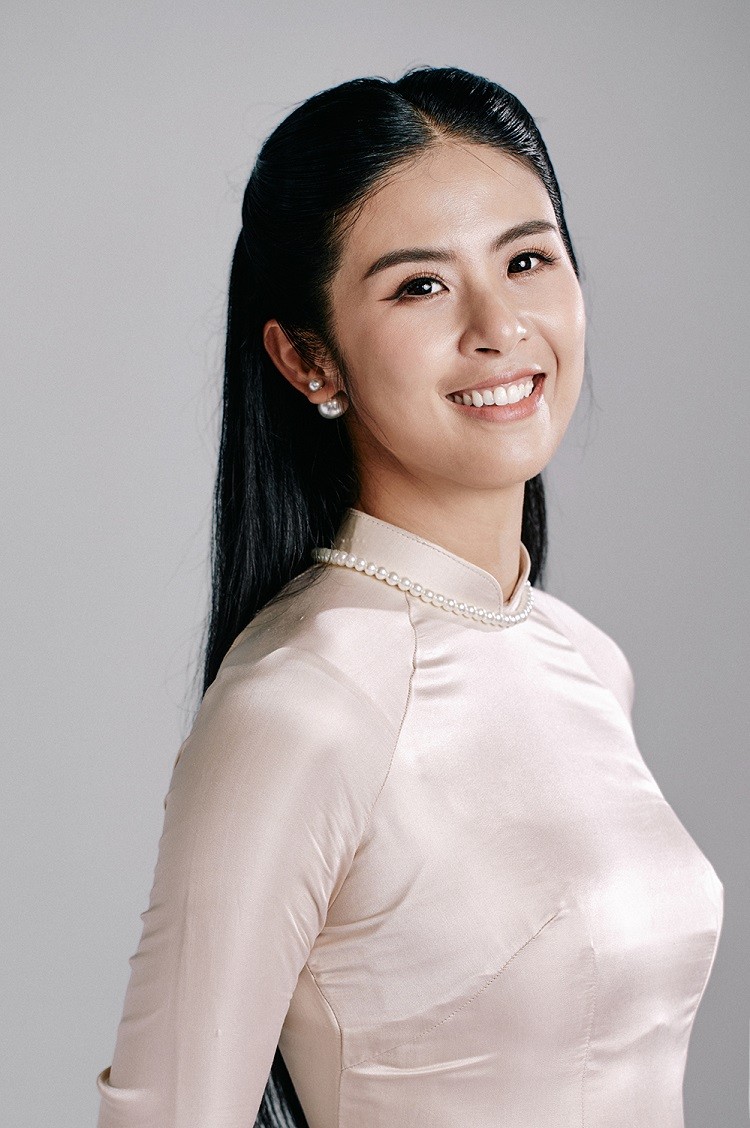 Hoa hậu Ngọc Hân thực hiện bộ ảnh ghi lại khoảnh khắc đặc biệt bên bà ngoại và mẹ