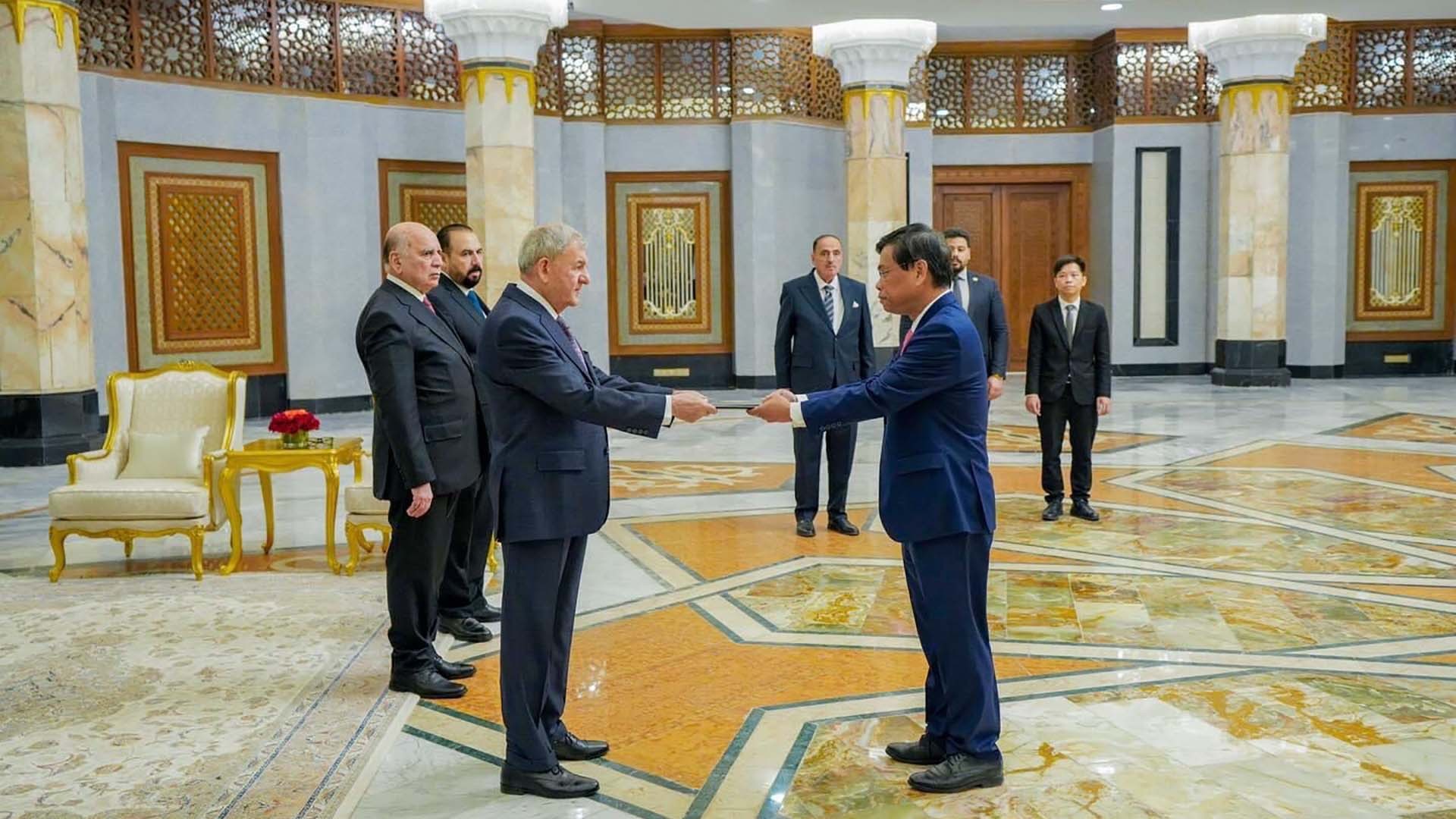 Đại sứ Lương Quốc Huy trình Thư ủy nhiệm lên Tổng thống Iraq Abdul Latif Rashid Đại sứ Lương Quốc Huy trình Thư ủy nhiệm lên Tổng thống Iraq Abdul Latif Rashid