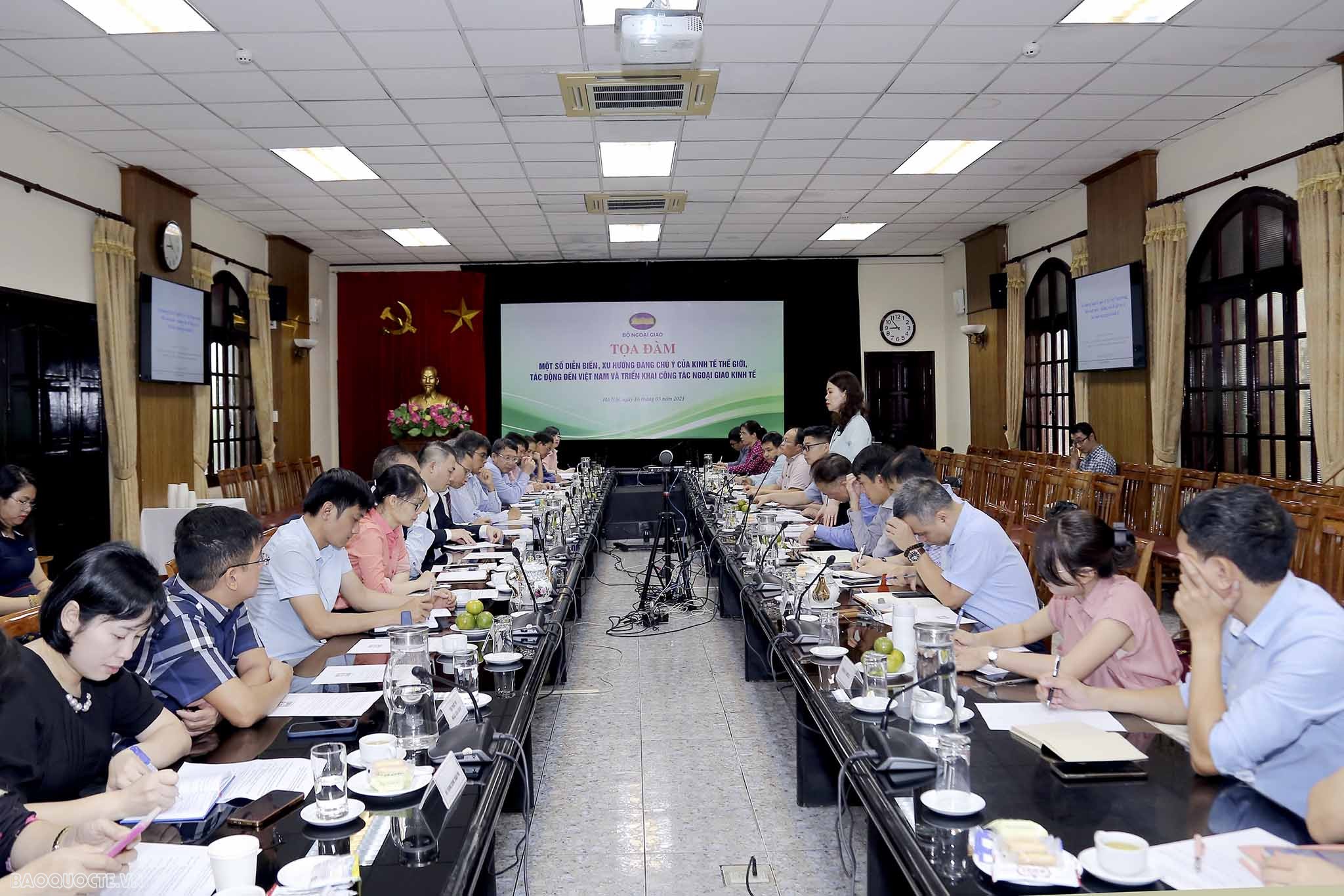 Toàn cảnh Tọa đàm “Một số diễn biến, xu hướng đáng chú ý của kinh tế thế giới, tác động đến Việt Nam và triển khai công tác NGKT”. (Ảnh: Quang Hòa) Toàn cảnh Tọa đàm “Một số diễn biến, xu hướng đáng chú ý của kinh tế thế giới, tác động đến Việt Nam và triển khai công tác NGKT”. (Ảnh: Quang Hòa)