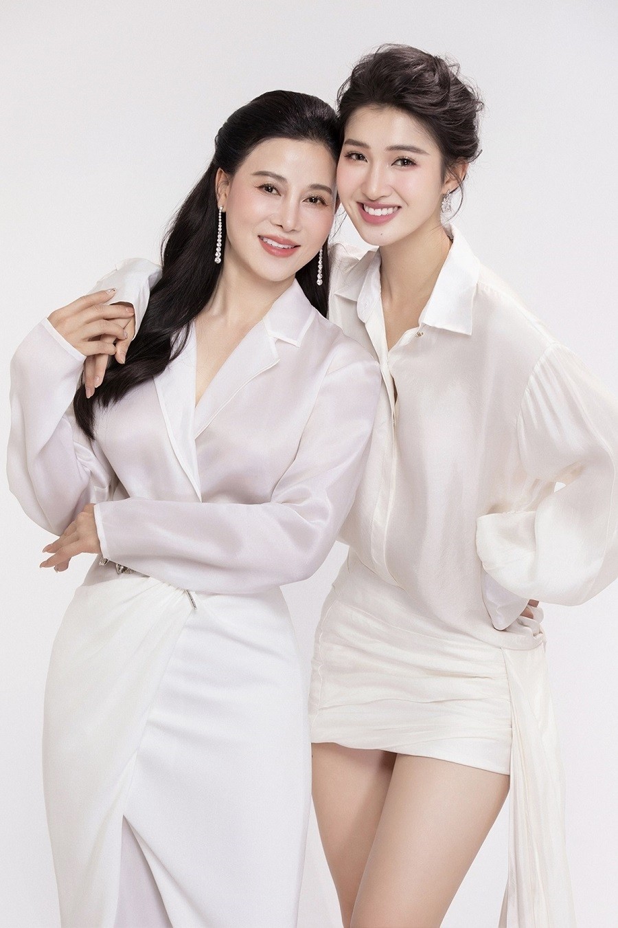 Bộ ảnh do nhiếp ảnh gia Lê Thiện Viễn thực hiện, ghi lại những khoảnh khắc tình cảm của mẹ con Á hậu Phương Nhi.