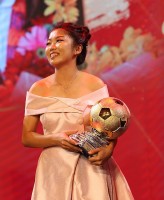 Khoảnh khắc ngoài sân cỏ của tiền đạo Huỳnh Như