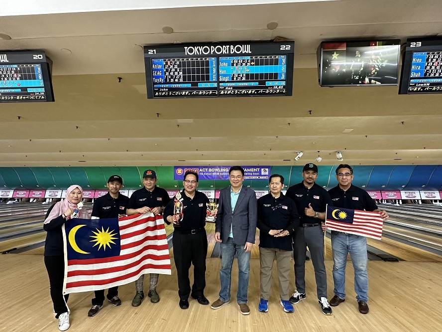 Đại sứ Phạm Quang Hiệu trao giải Nhất cho Đội tuyển Đại sứ quán Malaysia. (Nguồn: ĐSQ VN tại NB)