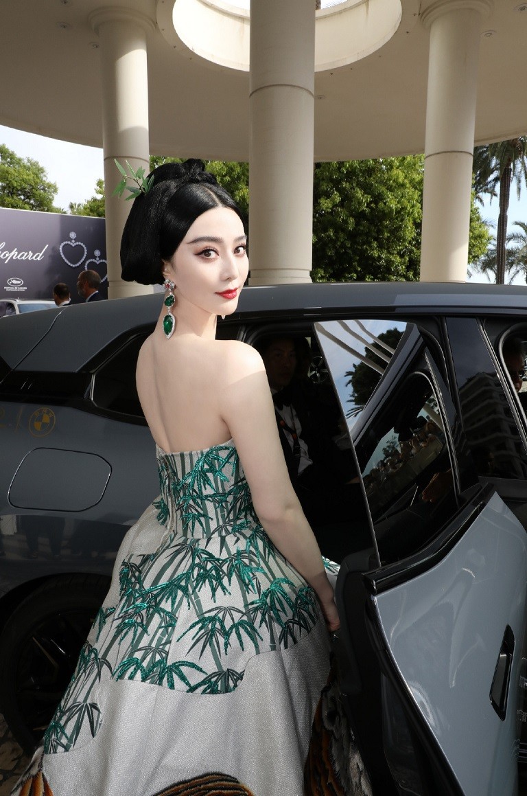 Diễn viên Phạm Băng Băng, 42 tuổi, đến LHP Cannes 76 với phục trang mang đậm phong cách Trung Hoa.