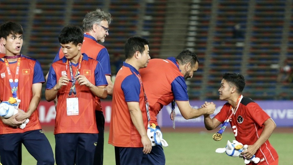 SEA Games 32: HLV Troussier nói cầu thủ U22 Việt Nam đã tiến bộ nhiều, bắt tay chúc mừng U22 Indonesia