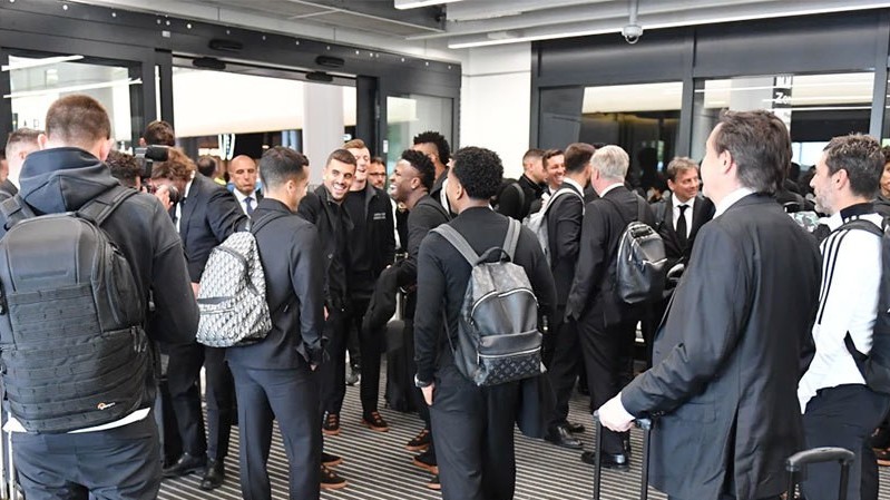 Champions League: Dàn sao Real Madrid nổi bật với đồng phục đen, 'đổ bộ' sân bay Anh trước trận tái đấu Man City