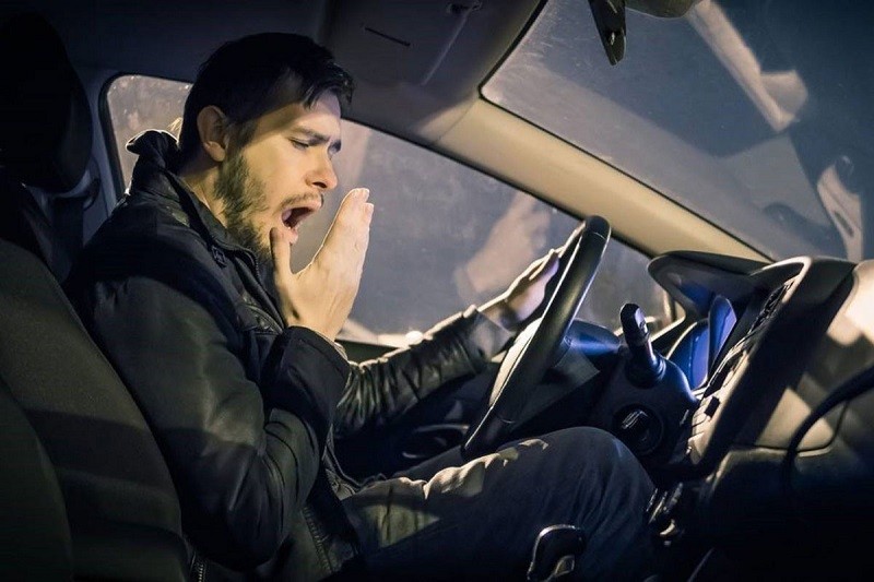 Mệt mỏi và buồn ngủ là những điều phổ biến xuất hiện khi lái xe vào ban đêm.
