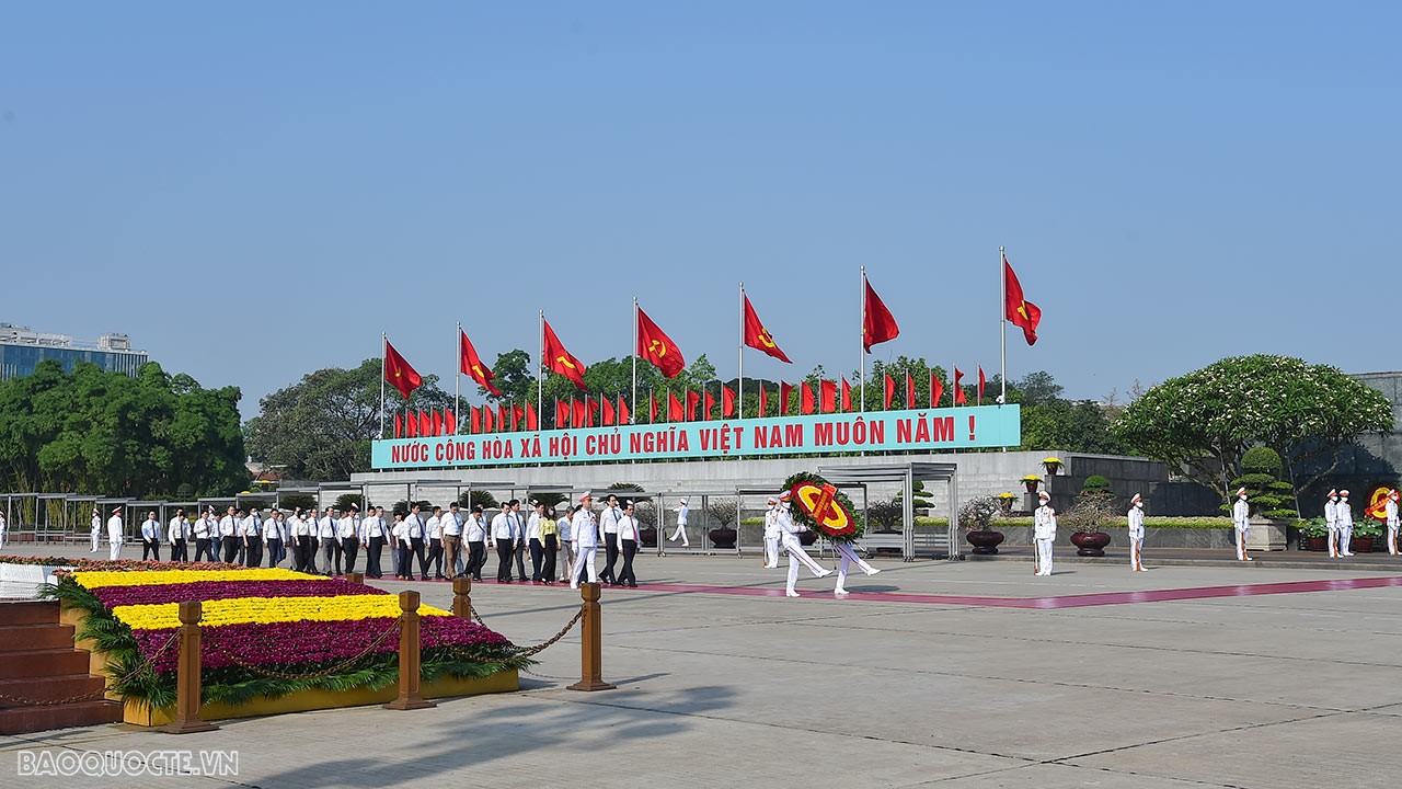 Lãnh đạo Bộ Ngoại giao vào Lăng viếng Bác nhân dịp kỷ niệm 133 năm Ngày sinh Chủ tịch Hồ Chí Minh