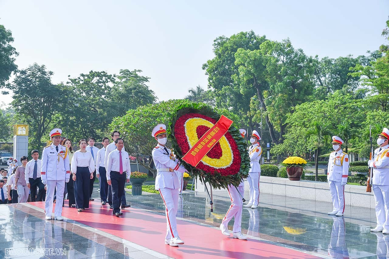 Lãnh đạo Bộ Ngoại giao vào Lăng viếng Bác nhân dịp kỷ niệm 133 năm Ngày sinh Chủ tịch Hồ Chí Minh