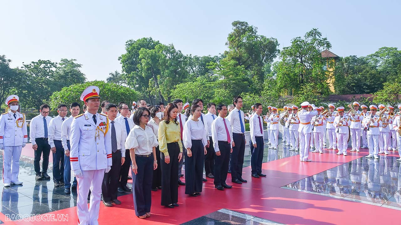 Lãnh đạo Bộ Ngoại giao vào Lăng viếng Bác nhân dịp kỷ niệm 133 năm Ngày sinh Chủ tịch Hồ Chí Minh