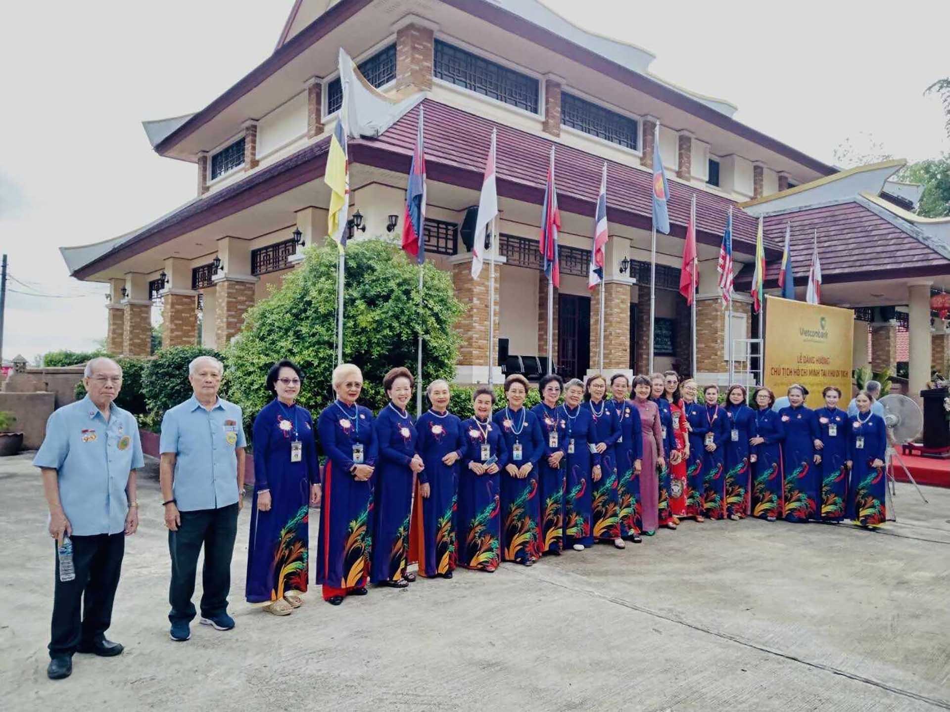 Cộng đồng người Việt ở Thái Lan tự hào chụp ảnh tại Khu di tích Chủ tịch Hồ Chí Minh. (Ảnh: NVCC)