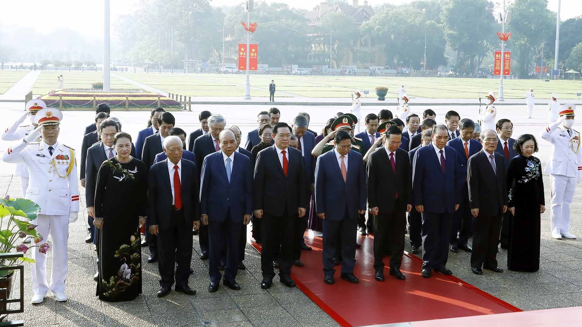 Lãnh đạo Đảng và Nhà nước vào Lăng viếng Chủ tịch Hồ Chí Minh