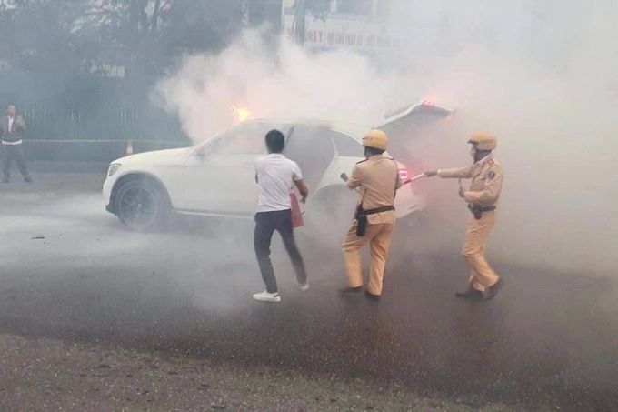 Cán bộ Đội CSGT số 6 hỗ trợ dập tắt đám cháy ô tô trên đường Phạm Hùng Cán bộ Đội CSGT số 6 hỗ trợ dập tắt đám cháy ô tô trên đường Phạm Hùng