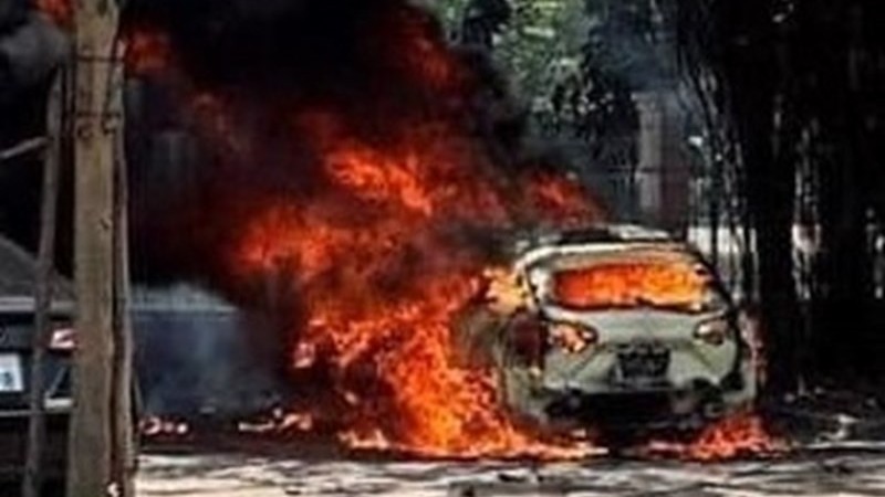 Hà Nội: Ô tô bốc cháy giữa trời nắng nóng, cảnh sát PCCC khuyến cáo gì?