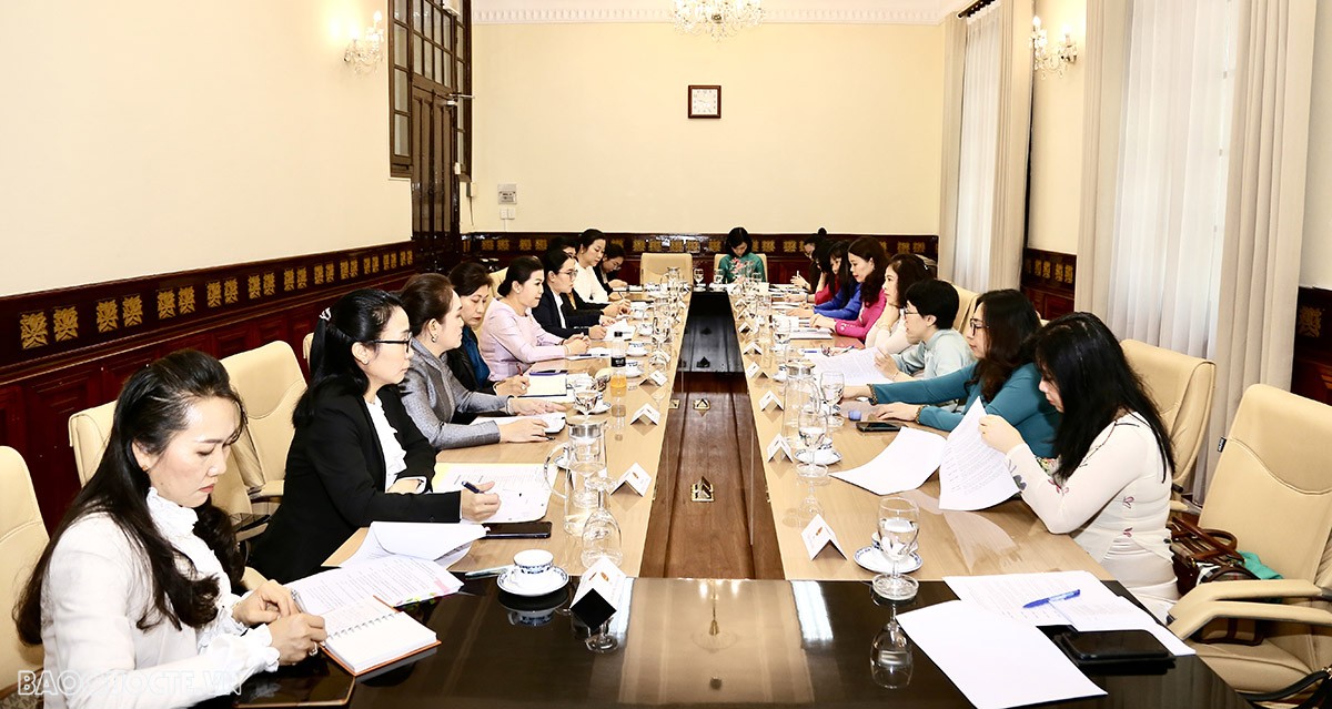 Thắt chặt hơn nữa quan hệ gắn bó thân thiết giữa Ban Nữ công Bộ Ngoại giao Việt-Lào Giao lưu Ban nữ công Bộ Ngoại giao Việt Nam-Lào: Thắt chặt tình đoàn kết và quan hệ đặc biệt giữa hai nước