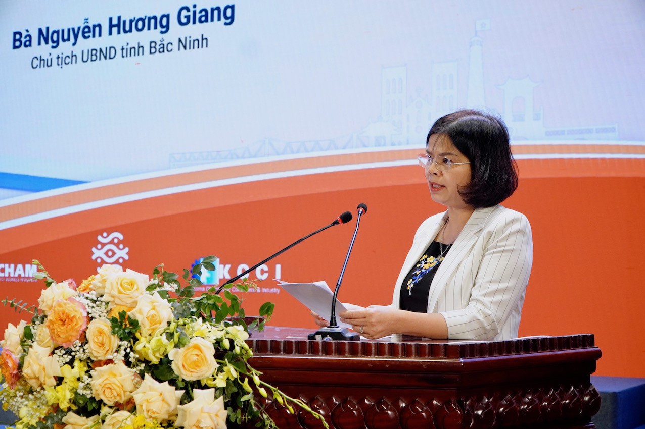 Bà Nguyễn Hương Giang, Phó Bí thư Tỉnh ủy, Chủ tịch UBND tỉnh Bắc Ninh phát biểu tại Hội nghị.