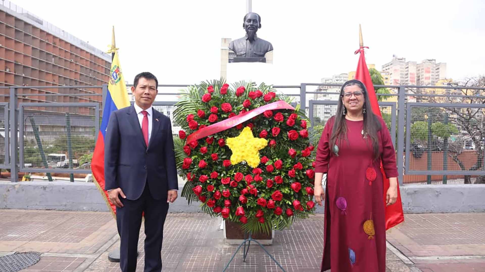Đại sứ Vũ Trung Mỹ và Thứ trưởng Bộ Ngoại giao Venezuela, Tatiana Pugh. Đại sứ Vũ Trung Mỹ và Thứ trưởng Bộ Ngoại giao Venezuela, Tatiana Pugh.