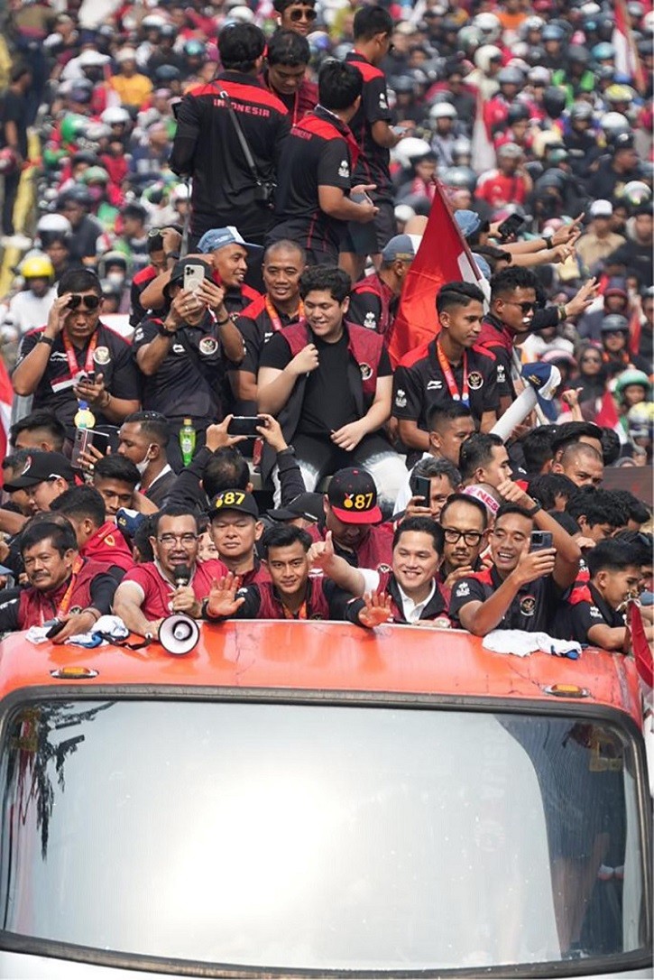 U22 Indonesia xuất phát tại Khu phức hợp Gelora Bung Karno (GBK) vào lúc 8h sáng 19/5, đi một vòng quanh TP. Jakarta đến vòng xoay HI sau đó quay trở lại GBK, nơi có hàng vạn người hâm mộ chờ sẵn để chia vui cùng thầy trò HLV Indra Sjafri.