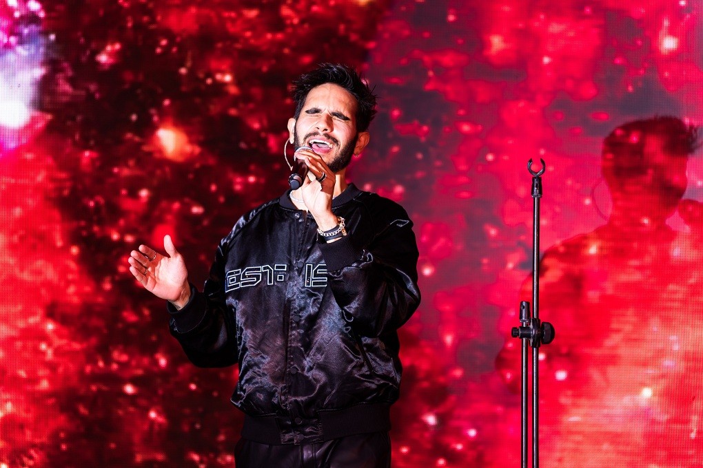 Nhạc sĩ Isaiah Firebrace của First Nations biểu diễn tại Taste of Australia Gala.