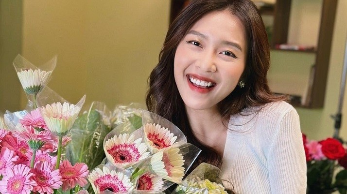 Sao Việt: Ninh Dương Lan Ngọc diện áo cưới, Hiền Thục 'hack tuổi' cực đỉnh, Khả Ngân đọ sắc bên hoa