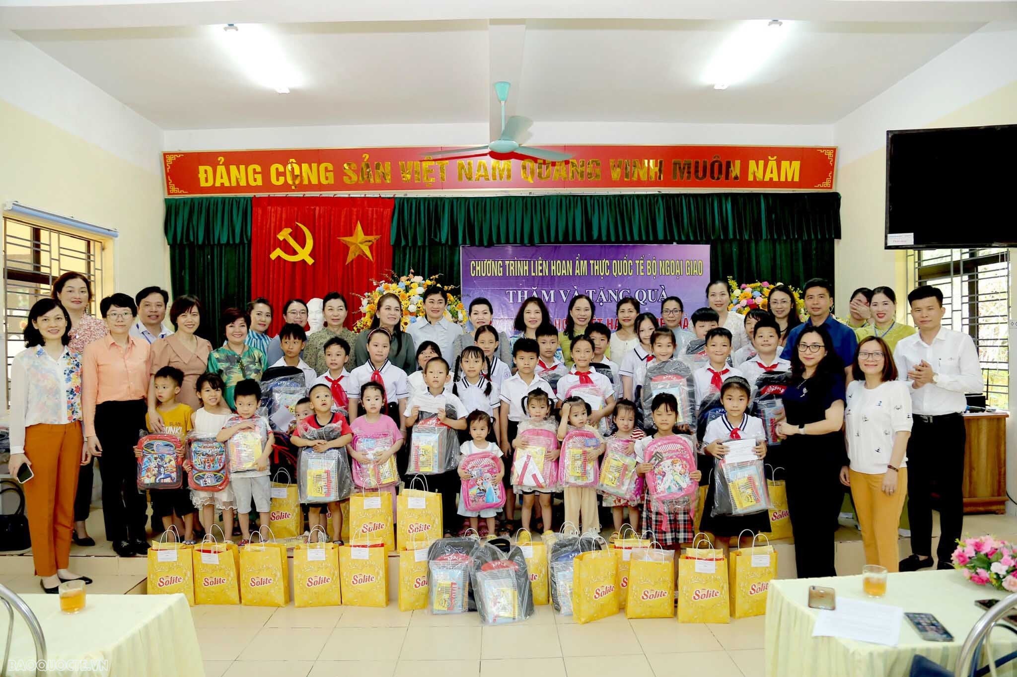 Đoàn Ban nữ công Bộ Ngoại giao Việt Nam - Lào trao quà cho trường tiểu học Việt Hải và gặp gỡ Lãnh đạo UBND thành phố Hải Phòng Đoàn Ban Nữ công hai Bộ Ngoại giao Việt Nam - Lào trao quà cho trường tiểu học Việt Hải và gặp gỡ Lãnh đạo UBND thành phố Hải Phòng