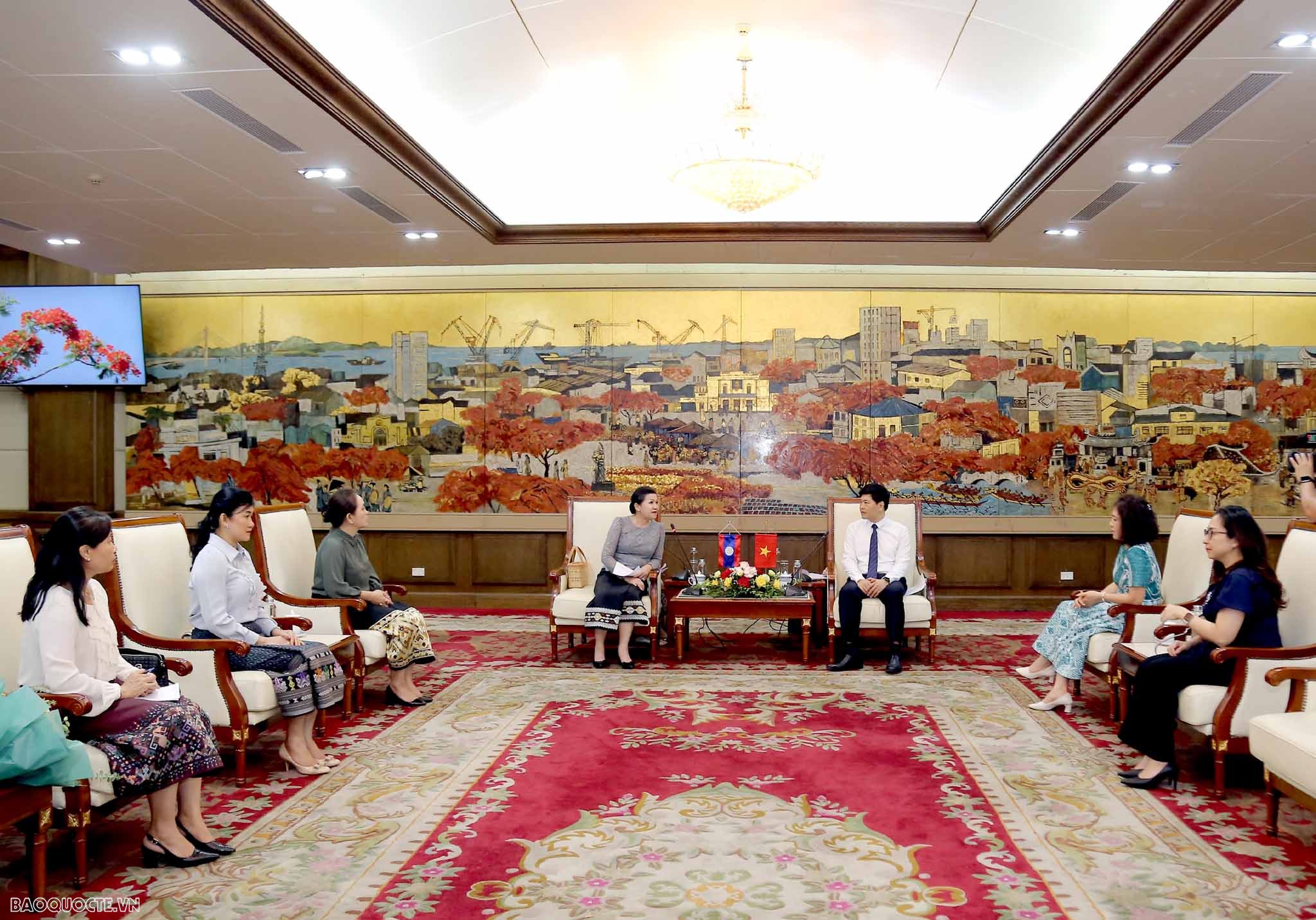 Đoàn Ban nữ công Bộ Ngoại giao Việt Nam - Lào trao quà cho trường tiểu học Việt Hải và gặp gỡ Lãnh đạo UBND thành phố Hải Phòng Đoàn Ban Nữ công hai Bộ Ngoại giao Việt Nam - Lào trao quà cho trường tiểu học Việt Hải và gặp gỡ Lãnh đạo UBND thành phố Hải Phòng