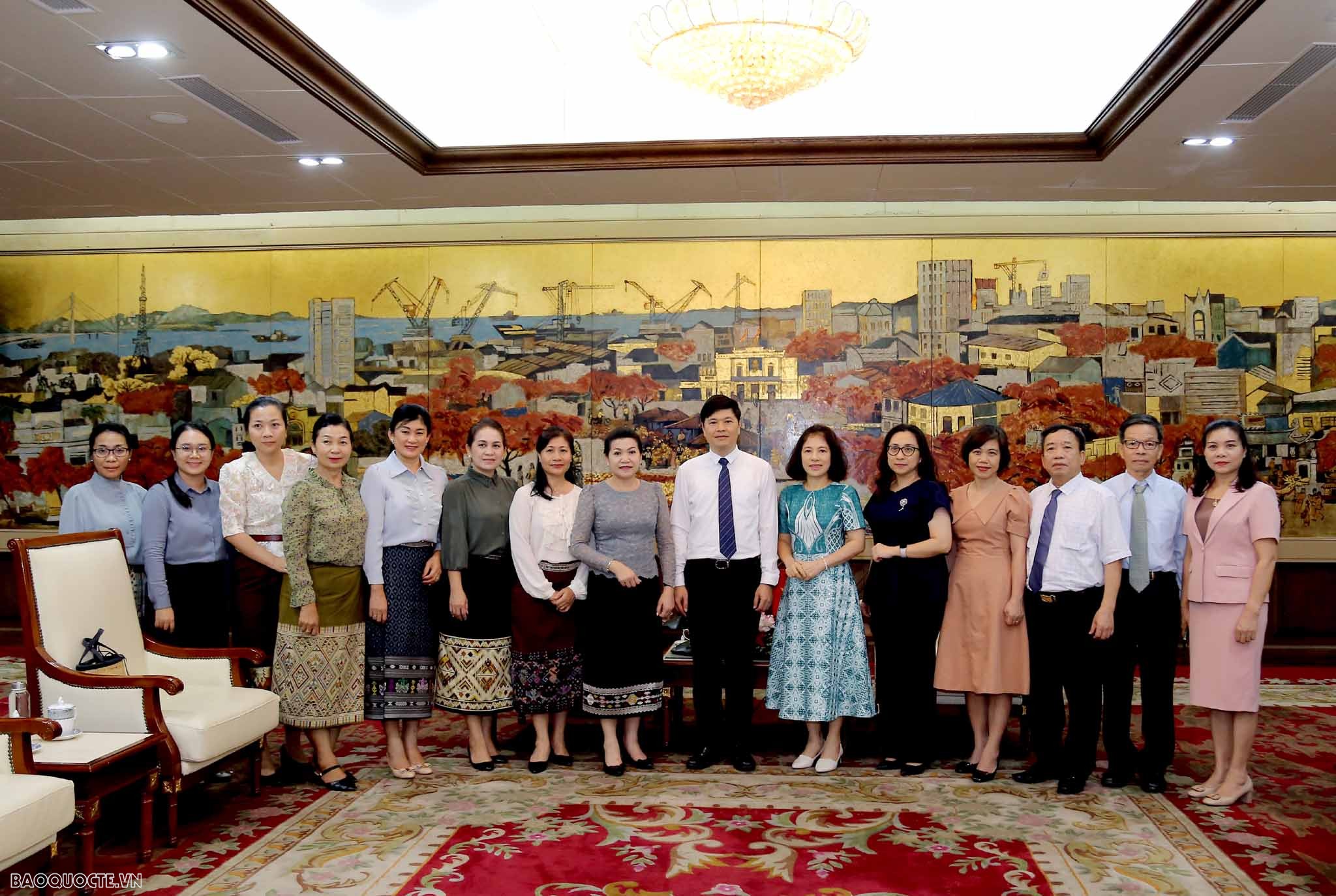 Đoàn Ban nữ công Bộ Ngoại giao Việt Nam - Lào trao quà cho trường tiểu học Việt Hải và gặp gỡ Lãnh đạo UBND thành phố Hải Phòng Đoàn Ban Nữ công hai Bộ Ngoại giao Việt Nam - Lào trao quà cho trường tiểu học Việt Hải và gặp gỡ Lãnh đạo UBND thành phố Hải Phòng