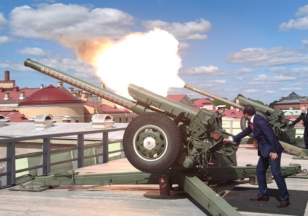 Chủ tịch Hội người Việt Nam tại Liên bang Nga Đỗ Xuân Hoàng, vinh dự thực hiện nghi thức bắn đại bác truyền thống tại Pháo đài Petropavlovsk. (Ảnh: Duy Trinh/TTXVN)