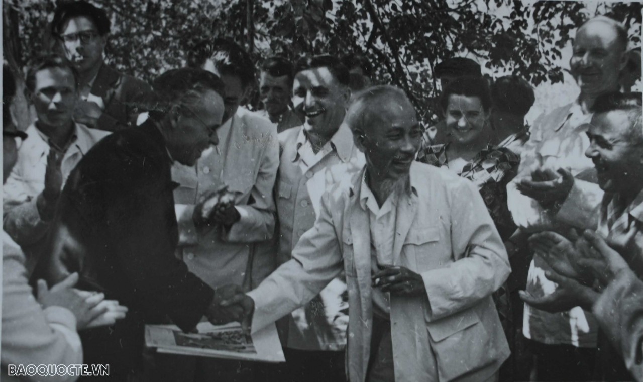 Hành trình 'Theo dấu chân Bác Hồ' tại Almaty, Kazakhstan Hành trình 'Theo dấu chân Bác Hồ' tại Almaty, Kazakhstan