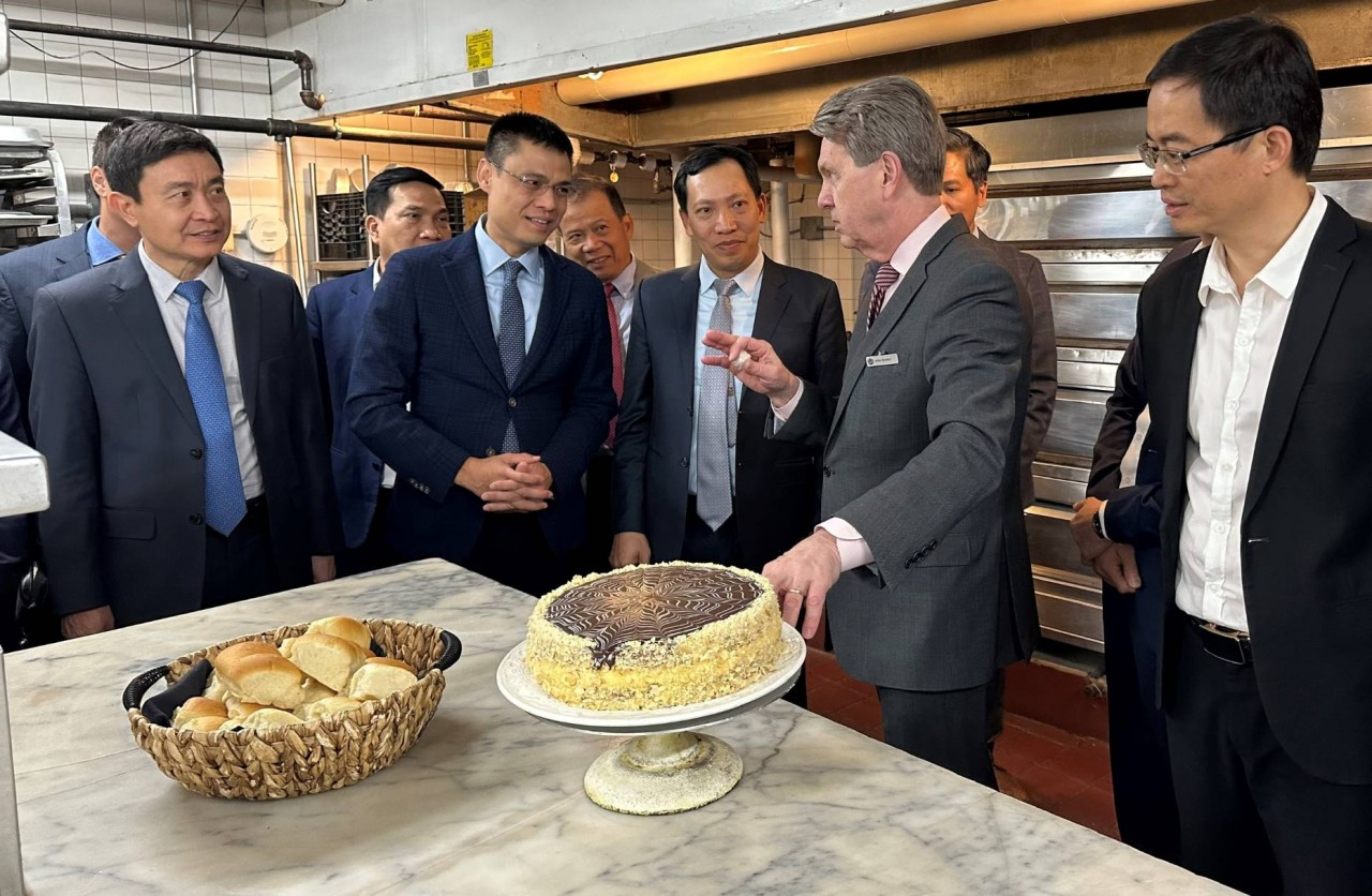 Tổng giám đốc khách sạn giới thiệu về hai loại bánh thương hiệu của bang Massachusetts “Parker House rolls” và “Boston Cream Pie” mà Bác Hồ từng làm trên chính chiếc bàn đá cẩm thạch này.