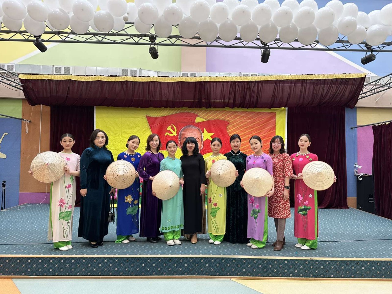 Cán bộ nhân viên Đại sứ quán, đại diện Việt kiều cùng các cháu học sinh.