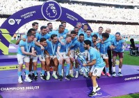 HLV Pep Guardiola và các cầu thủ Man City vui mừng, rạng rỡ bên cup vô địch Ngoại hạng Anh 20022/23
