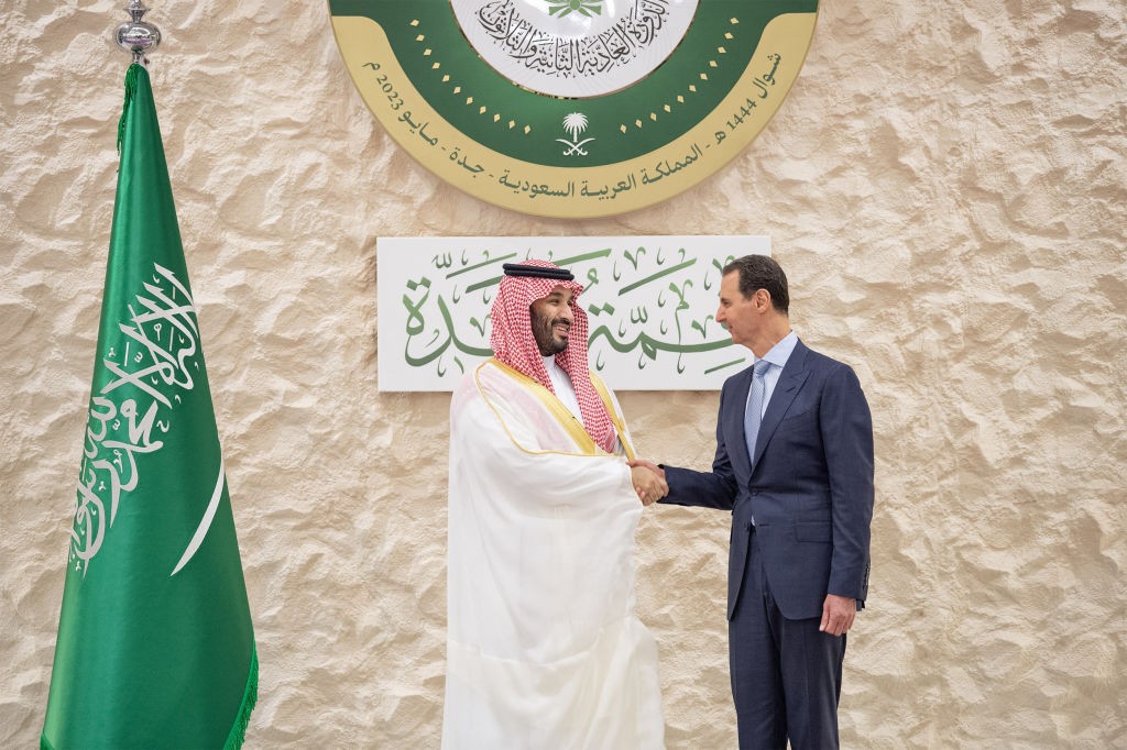 Thái tử Saudi Arabia bắt tay Tổng thống Syria Bashar al-Assad (Nguồn: Reuters) Thái tử Saudi Arabia bắt tay Tổng thống Syria Bashar al-Assad (Nguồn: Reuters)