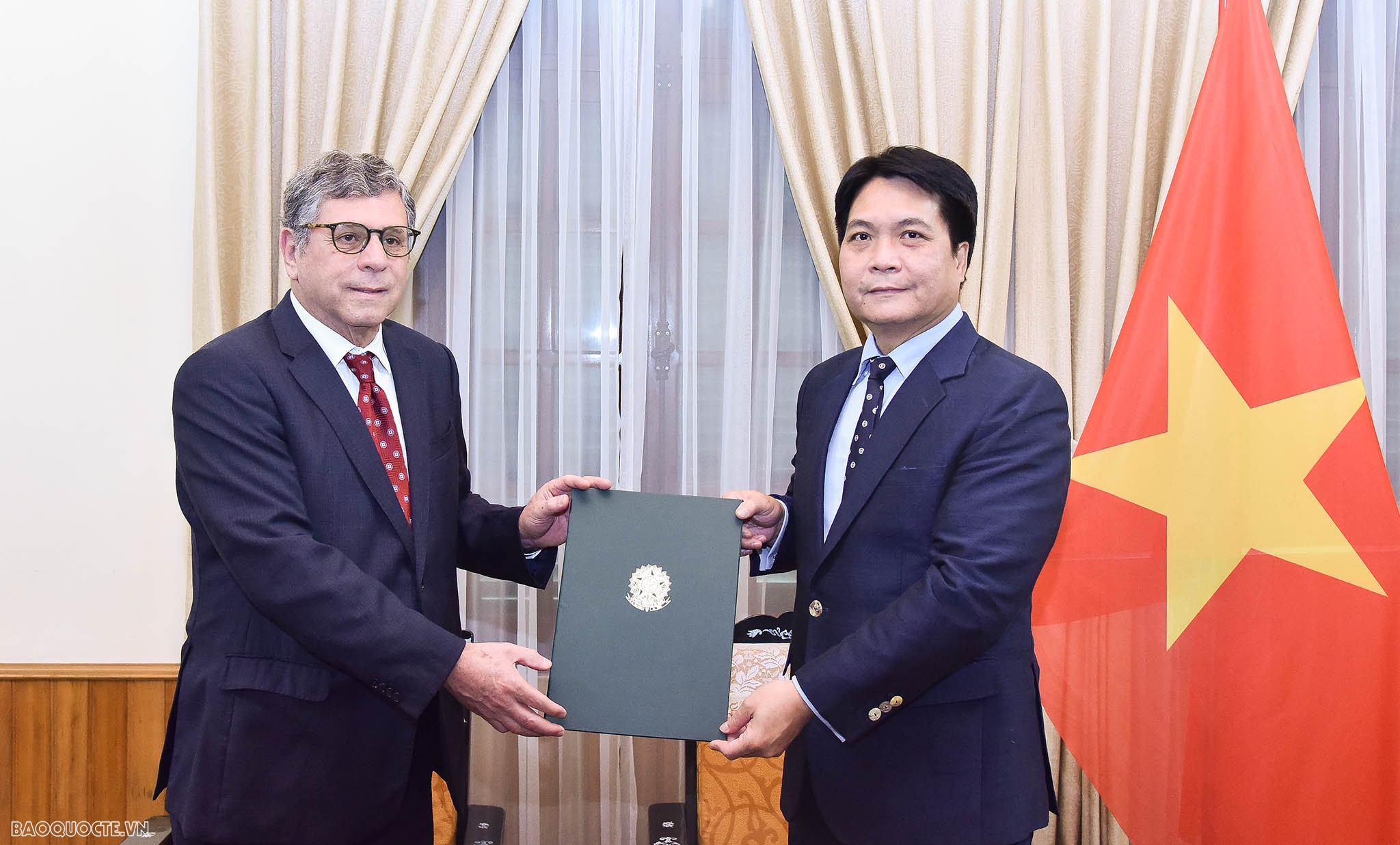 Cục trưởng Cục Lễ tân tiếp các Đại sứ Brazil và Bồ Đào Nha trao bản sao Ủy nhiệm thư