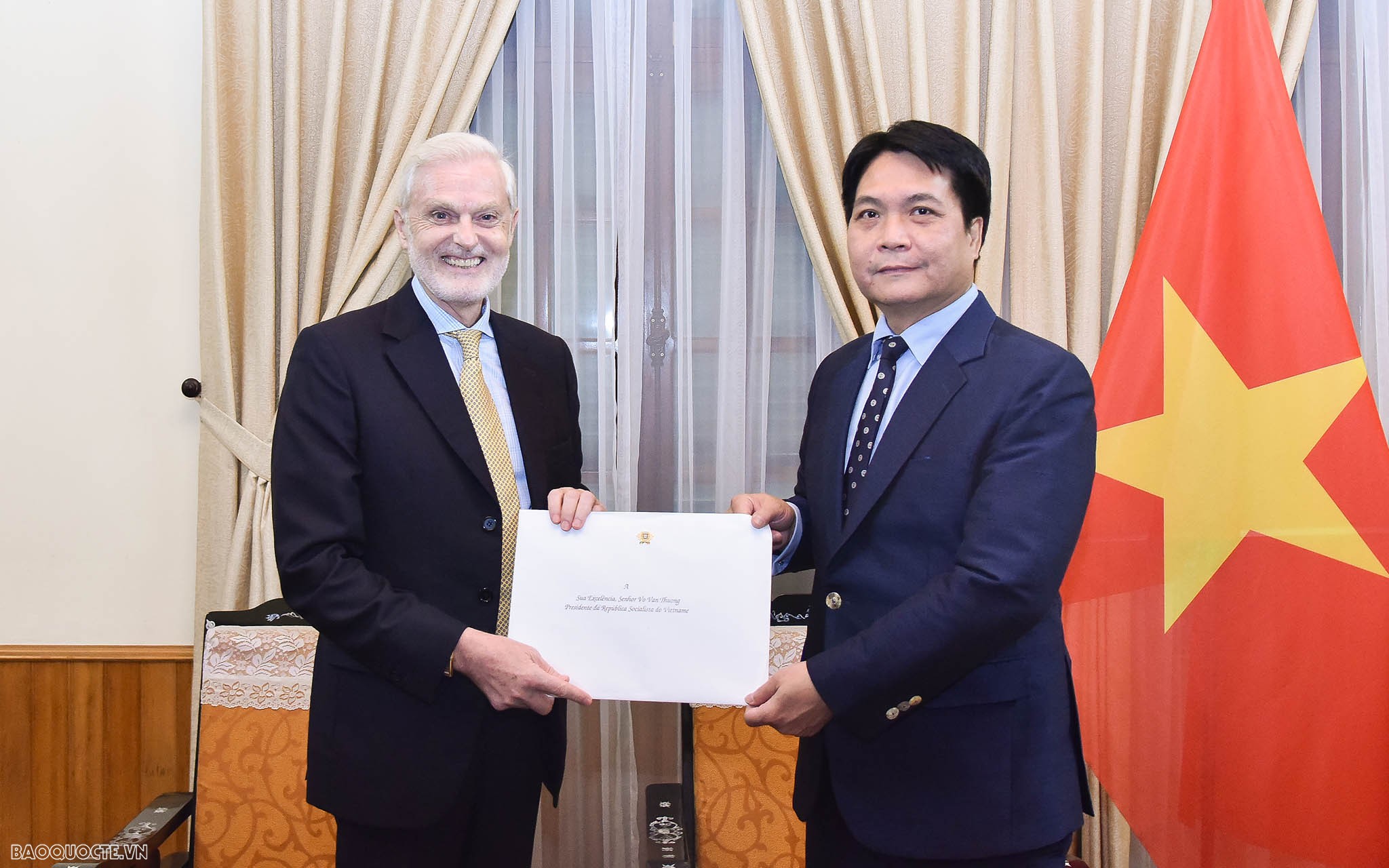 Cục trưởng Cục Lễ tân tiếp các Đại sứ Brazil và Bồ Đào Nha trao bản sao Ủy nhiệm thư