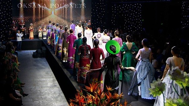 'Sắc màu di sản': Màn giao lưu giữa áo dài và trang phục thêu truyền thống