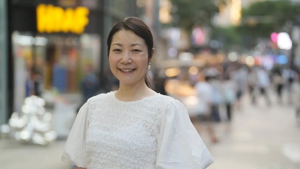 Người Hàn Quốc, Nhật Bản học cách nói chuyện điện thoại và cười sau đại dịch Covid-19