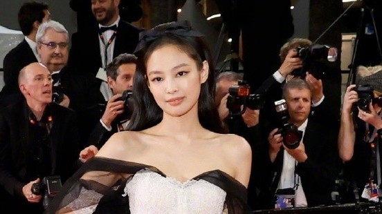 Jennie Blackpink chọn đầm Chanel, hút ống kính trên thảm đỏ Cannes 2023